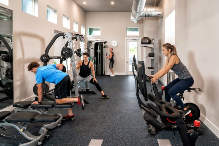 Gente trabajando en varios equipos de ejercicio en el Spectrum Resort Orlando Fitness Center.