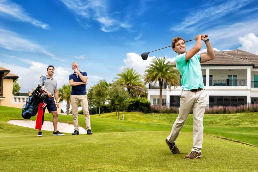 Grupo de tres hombres jugando al golf en Spectrum Resort Orlando.