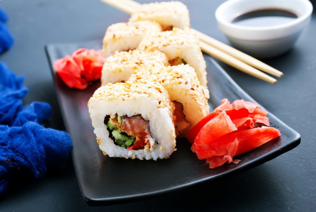 Sushi Con Salmón Y Jengibre En Un Plato Con Palillos.