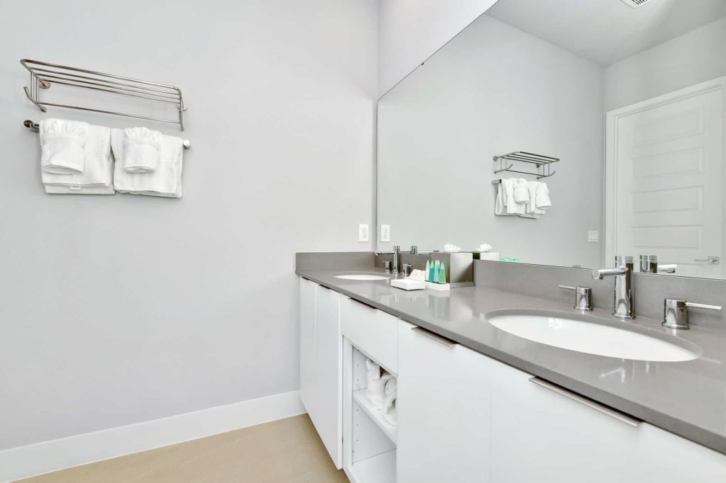 Baño 3 con doble lavabo y espejo: Condominio de 4 habitaciones