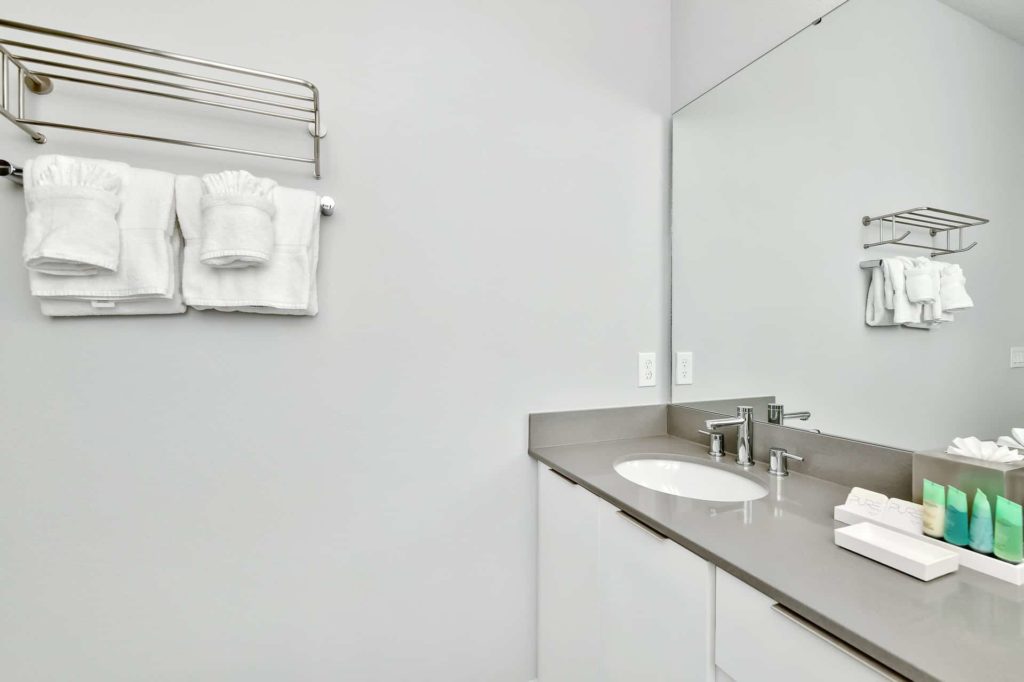 Baño 3 con doble lavabo y toallero de pared: Condominio de 4 habitaciones
