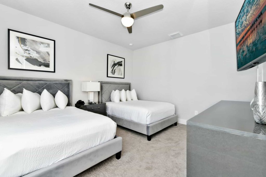 Bedroom 4 with twin single beds and wall-mounted TV: 4 Bedroom Condo