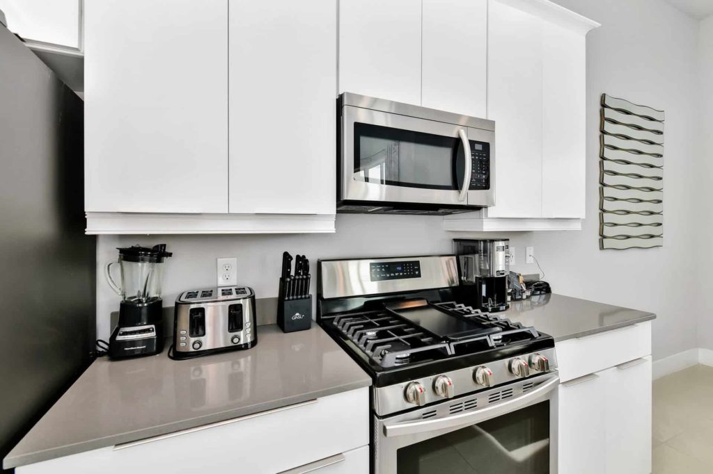 Cocina totalmente equipada con estufa y microondas sobre la estufa: Condominio de 4 habitaciones