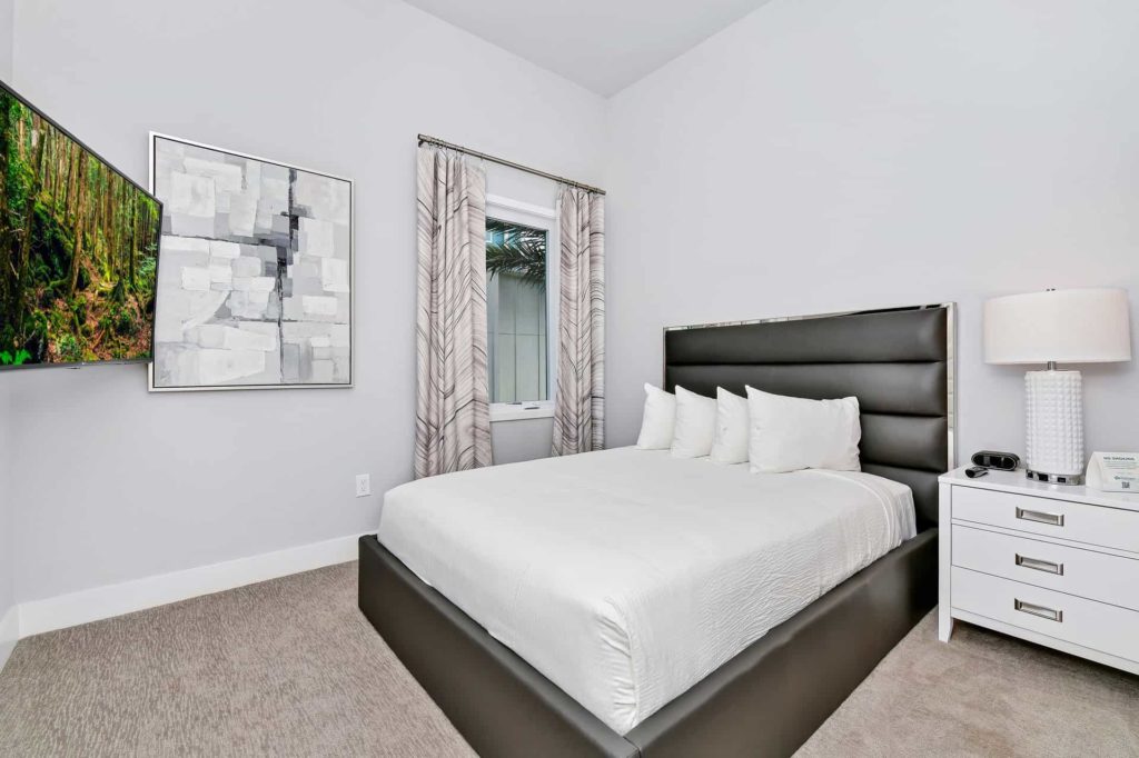 Bedroom 3 with queen bed and wall-mounted TV: 5 Bedroom Condo