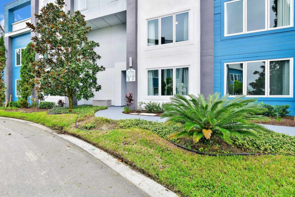 Front garden with palm tree: 5 Bedroom Condo
