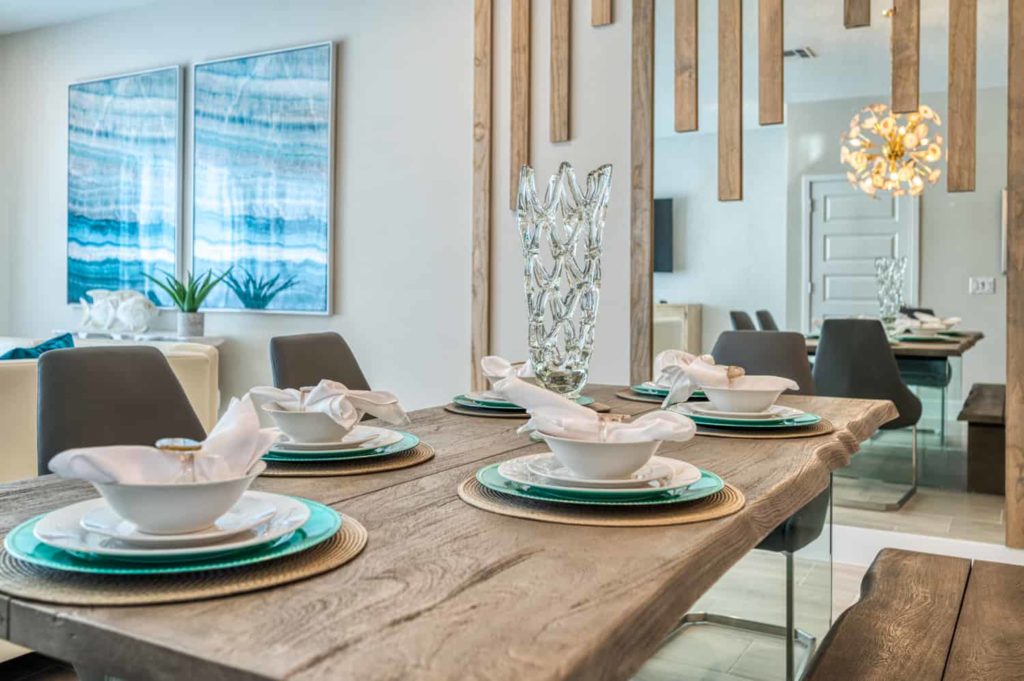 Comedor con mesas y espejo de pared decorativo: Casa adosada de 3 habitaciones