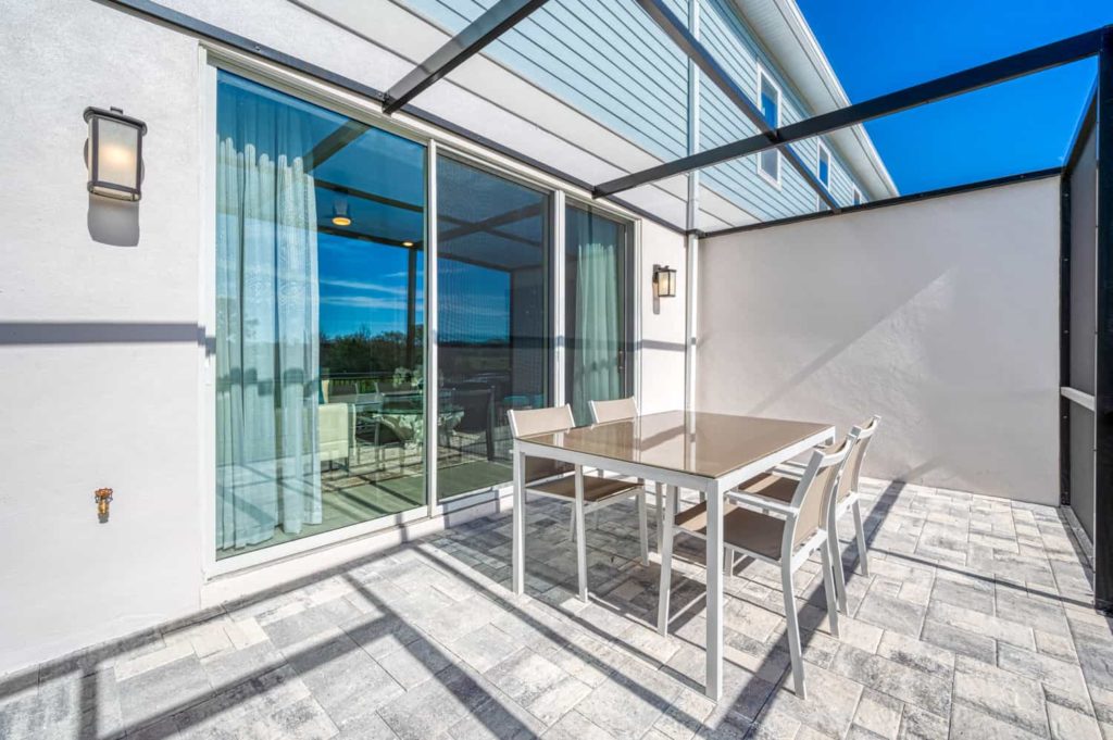 Screened outdoor patio with dining table: 3 Bedroom Townhome