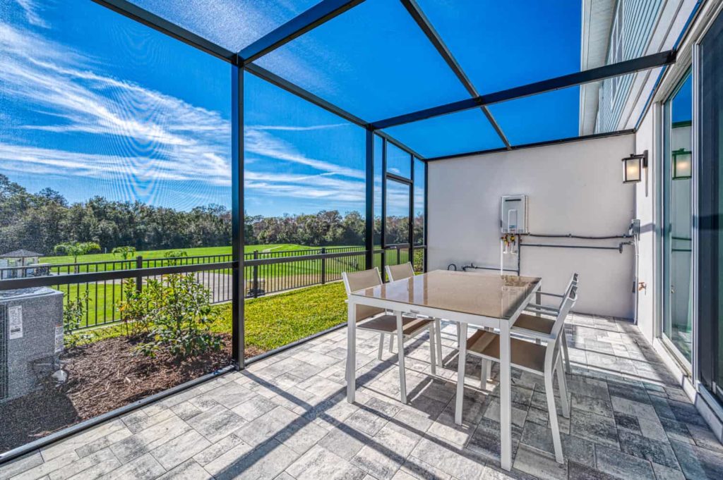 Patio al aire libre con mosquitero con mesa de comedor y vista al campo de golf: Casa adosada de 3 habitaciones
