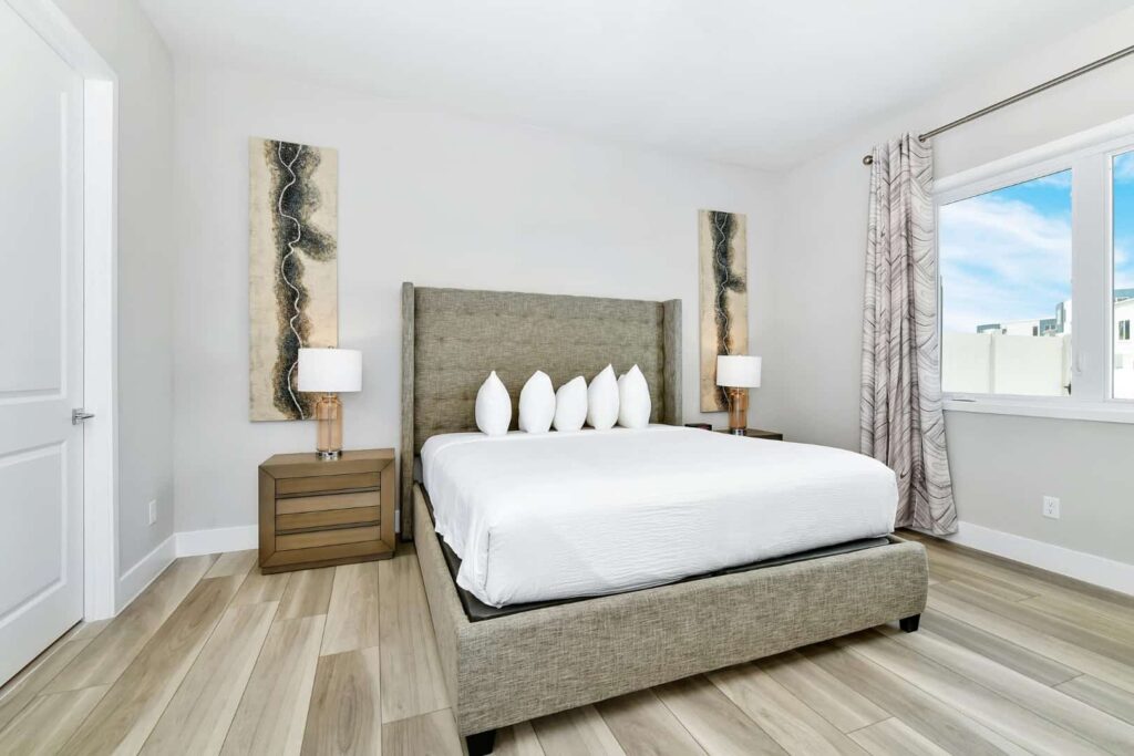 Dormitorio 4 con cama king, mesitas de noche gemelas con lámparas y ventana grande