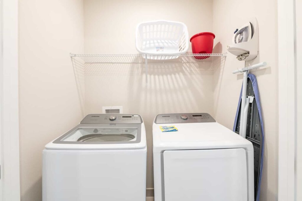 Cuarto de lavado con lavadora y secadora