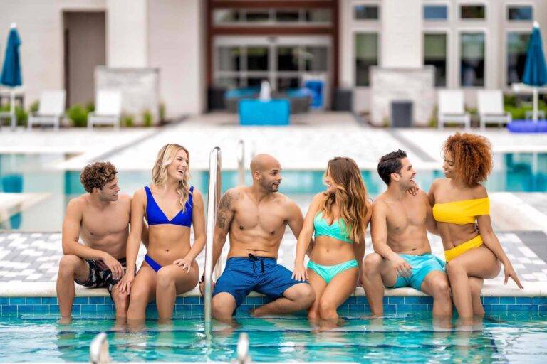 Grupo de parejas felices disfrutando de su tiempo juntos en la piscina de Spectrum Resort Orlando