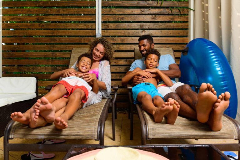 Familia relajándose en su cabaña privada en el parque acuático Reunion Resort