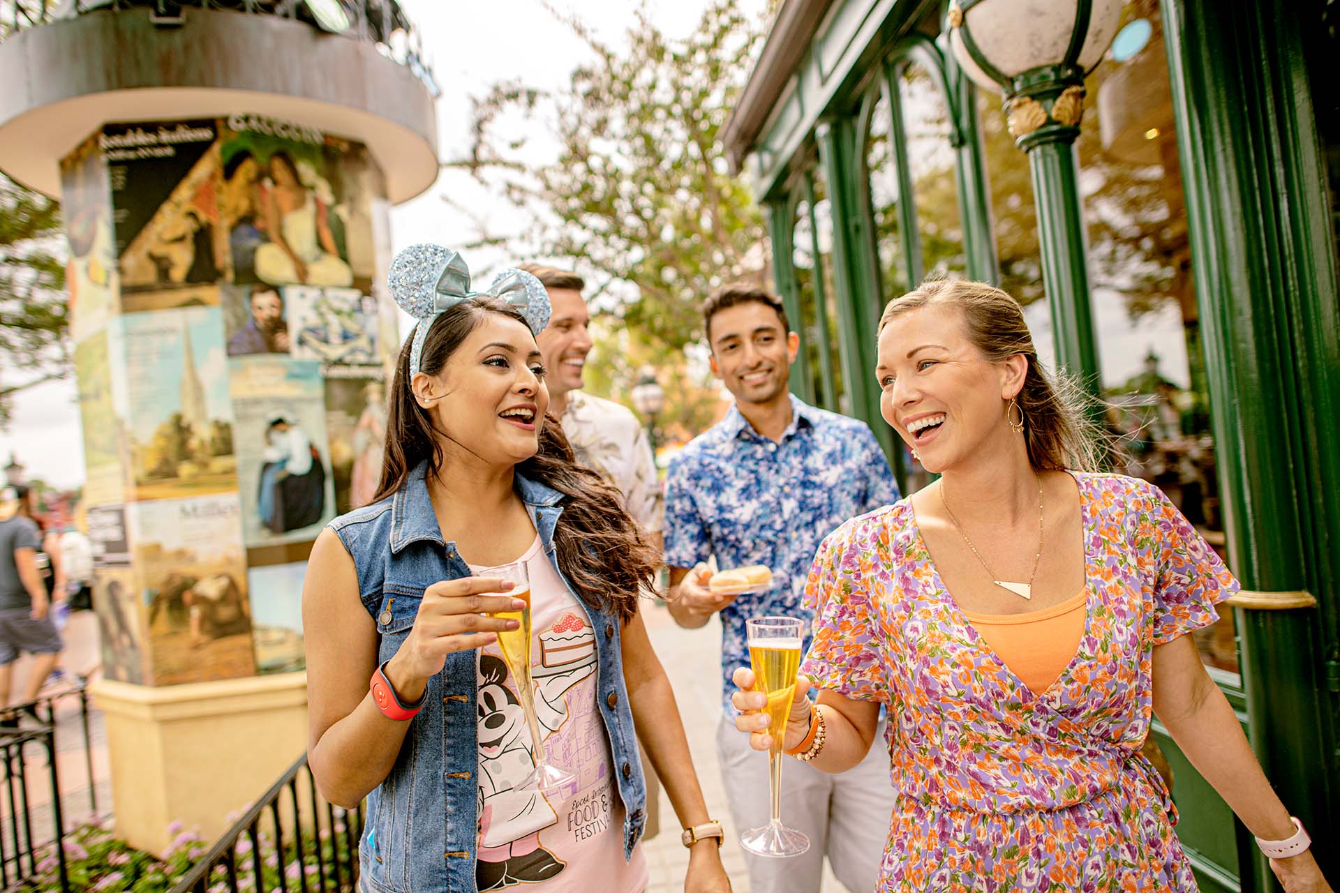 Grupo de amigos disfrutando del Food & Wine Festival en EPCOT en Walt Disney World