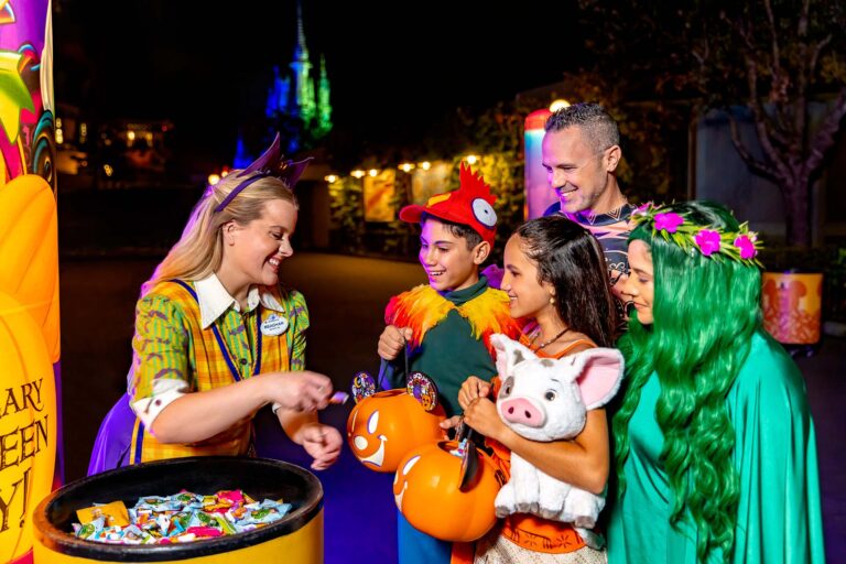 Grupo de niños pidiendo dulces en la fiesta de Halloween no tan aterradora de Mickey