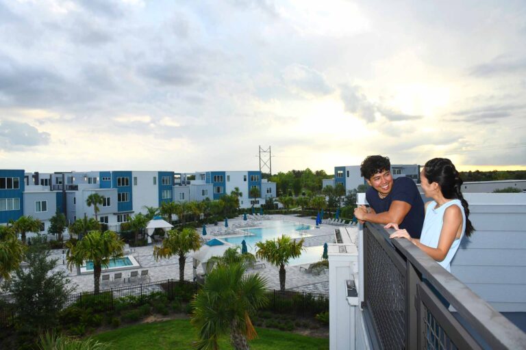 Pareja mirando hacia Spectrum Resort Orlando de pie en una azotea